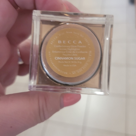 BECCA X Chrissy Teigen Confectionary Glow Powder Highlighter Cinnamon Sugar - Picture 3 of 3